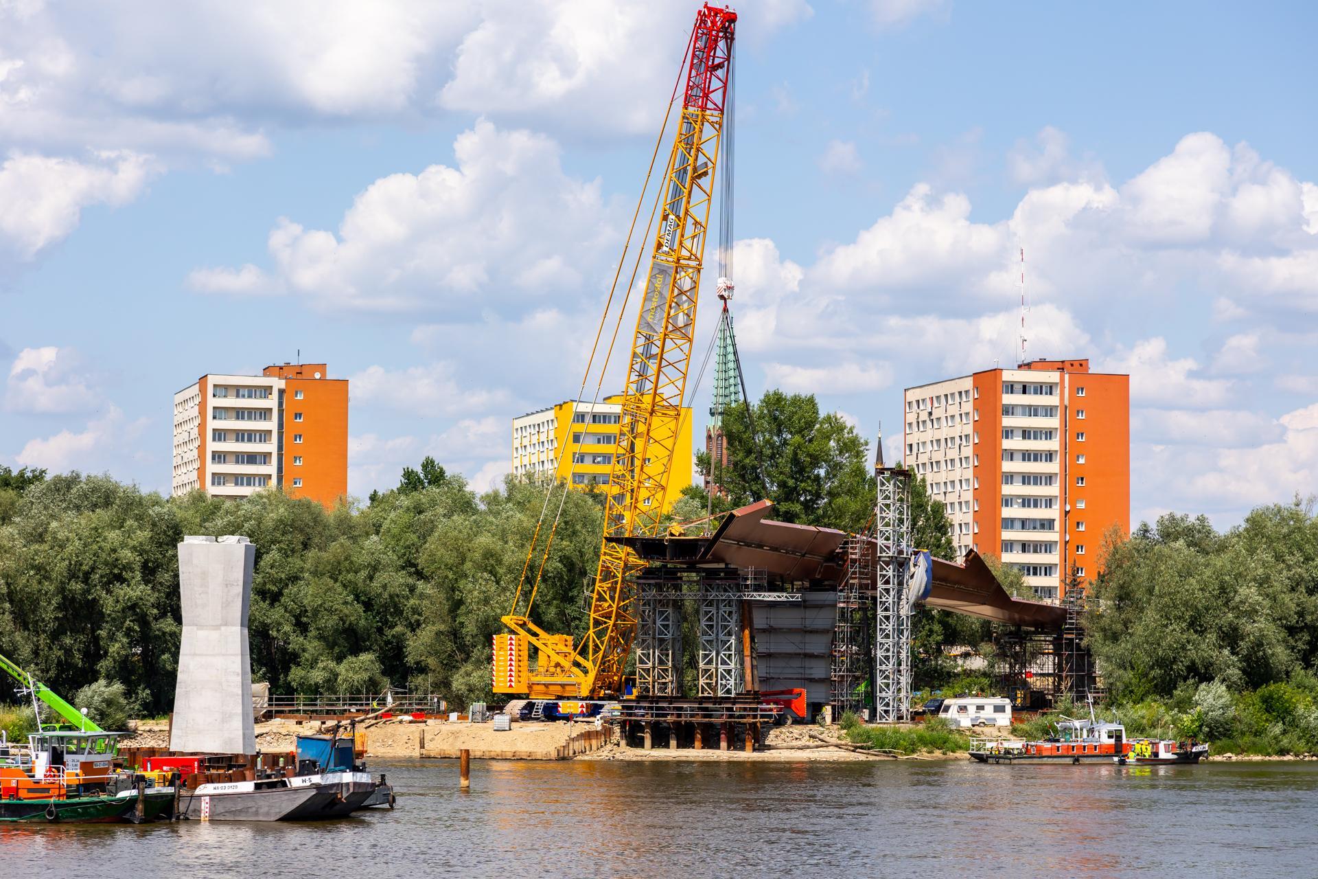 Kładka przez Wisłę w Warszawie: montaż ustroju nośnego