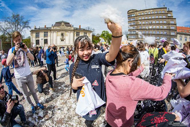 Nietypowa walka w centrum Krakowa: Zobacz zdjęcia z bitwy na poduszki! [AUDIO]