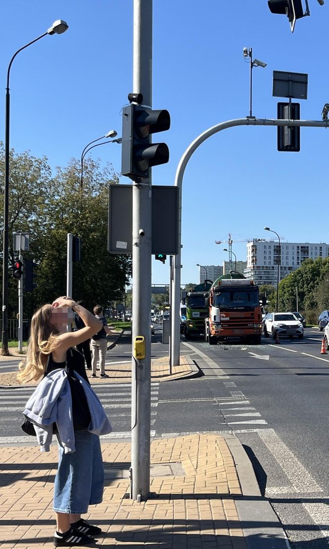 Szambiarka rozszczelniła się po zderzeniu z oplem. Kobieta trafiła do szpitala.