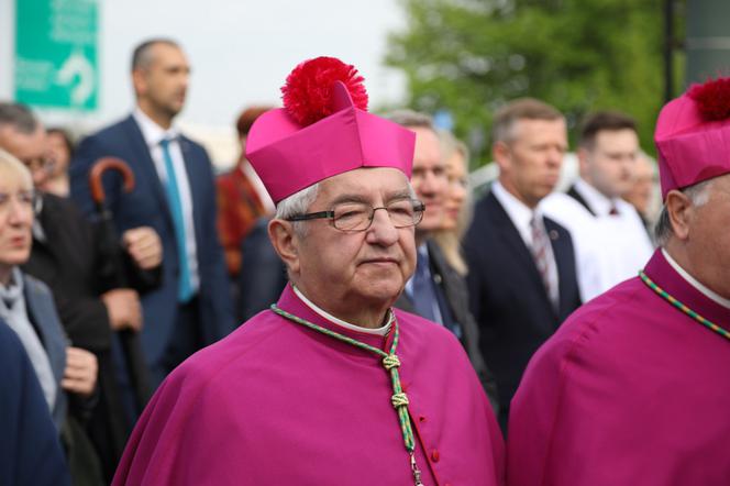 Arcybiskup Głódź znęcał się nad duchownymi? Wierni organizują protest
