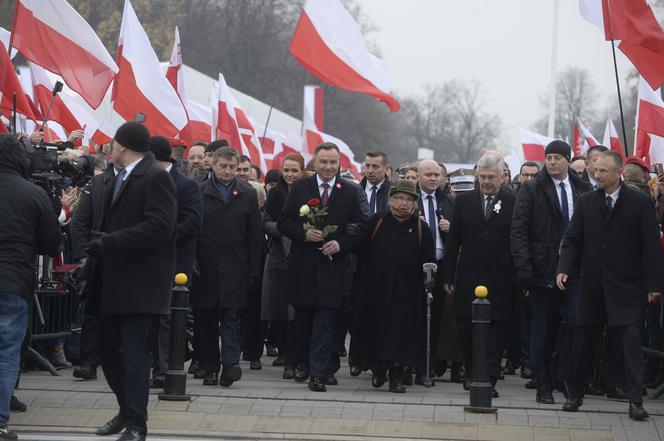 Andrzej Duda pod pomnikiem Józefa Piłsudskiego położył tylko dwie róże 