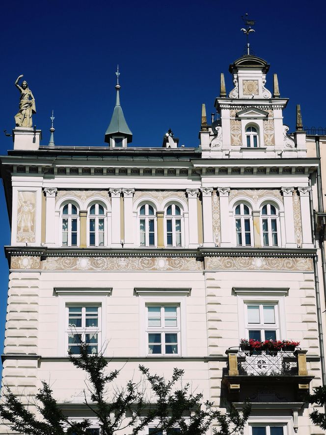 Kamienica Bonerowska (znana też jako Zacherlowska) przy Rynku Głównym 42, na rogu z ulicą św. Jana 1. Na budynku rekonstrukcja neorenesansowego sgraffito.