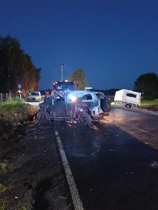 Fatalne skutki wyprzedzania! Uderzone auto stanęło w płomieniach. Zginęła jedna osoba