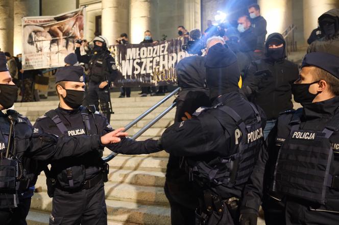 Strajk kobiet w Katowicach. Policja użyła gazu. Są zatrzymania [ZDJĘCIA]