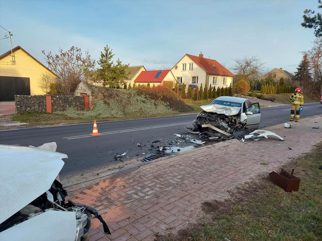 Wypadek w Ambrożowie! Zderzyły się trzy auta, ruch odbywa się wahadłowo