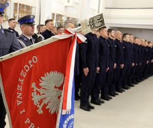 W lubelskiej policji jest więcej mundurowych. Za nimi uroczyste ślubowanie