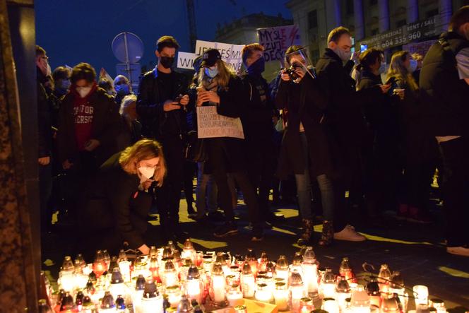 Protest kobiet w Katowicach. Tłumy strajkują przeciwko zakazowi aborcji