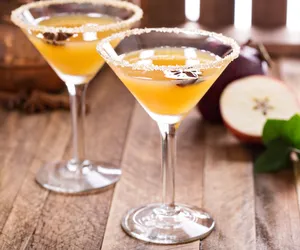 Martini karmelowo-jabłkowe. Weekendowy koktajl idealny na chłodne dni