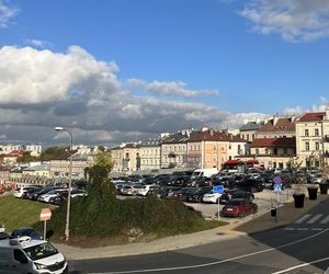 Blaszany płot z centrum miasta zmienił się w atrakcję turystyczną