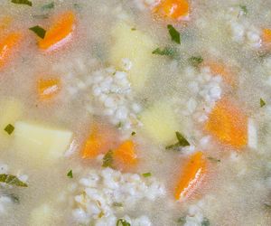 Świetnie rozgrzewa i sprząta w jelitach. Ta klasyczna zupa jest idealna na zimę