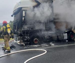 Ogromny pożar tira w Jeleniej Górze. Kłęby dymu nad obwodnicą 