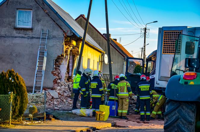 Fabianów: Rozpędzona ciężarówka WJECHAŁA w dom! Runęła jedna ze ścian [ZDJĘCIA] 