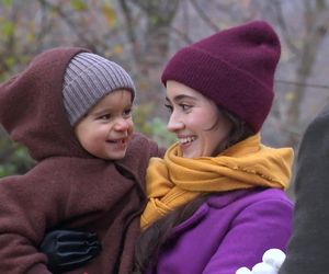 Na Wspólnej, odc. 3958. Alan (Jakub Wiszniewski), Wiola (Patrycja Franczak), Alanek junior (Ksawery Górski) 