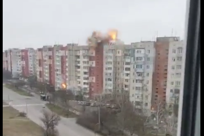 Wojna na Ukrainie: Pociski trafiły w dwa bloki mieszkalne w Chersoniu. Są osoby ranne