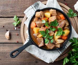 Gulasz wieprzowy po wiejsku: przepis na danie jednogarnkowe