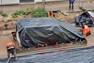 Nie przestawił w porę samochodu. Zabetonowali mu auto