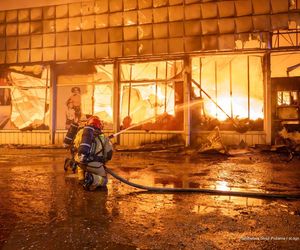 Ogień trawił pawilon handlowy w Rudzie Śląskiej niemal dobę. Strażacy podsumowują wielogodzinną akcję