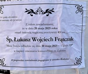 Zgierz. Kilkaset nekrologów dwóch radnych miejskich. To Przemysław Jagielski i Łukasz Frątczak [ZDJĘCIA].