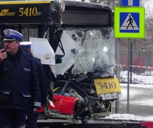 Czołowe zderzenie autokaru i autobusu miejskiego. Kabiny zmiażdżone, kierowcy w szpitalu