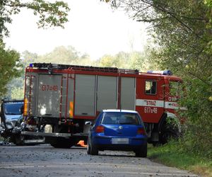 Śmierć na drodze pod Pułtuskiem. Zderzyli się czołowo, jeden z kierowców wypadł z auta