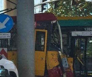 Łódź. Autobus i tramwaj zderzyły się pod dworcem Łódzka Kaliska [ZDJĘCIA]