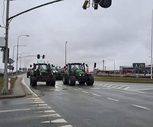 Trwa protest rolników. Drogi na Pomorzu są sparaliżowane. Gdzie trwają utrudnienia? 