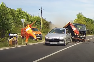 Drogowiec oszukał przeznaczenie. Piła stołowa przeleciała centymetry od niego - WIDEO