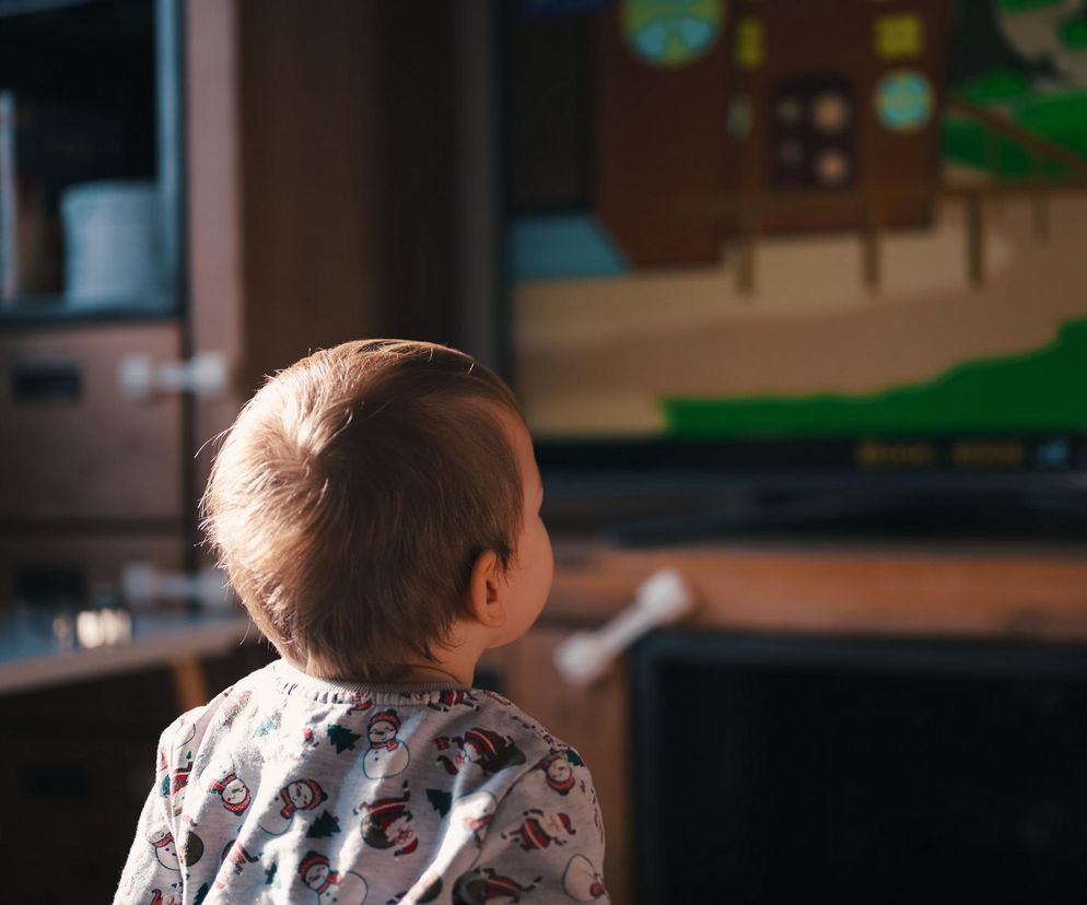 Jak ustawić telewizor, by nie szkodzić dziecku? Oto 3 triki!