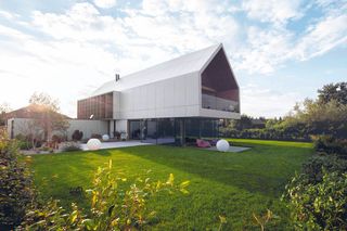 Funkcjonalny dom ze skośnym dachem dla miłośników modernizmu