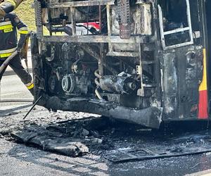 Autobus miejski w ogniu! Wielkie płomienie buchały na Ursynowie, cały się spalił