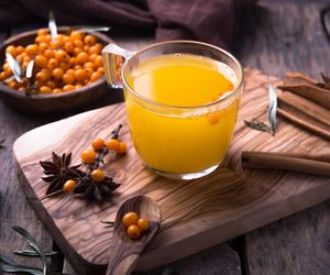 Sok z rokitnika – właściwości, działanie i przeciwwskazania. Na co pomaga sok rokitnikowy?