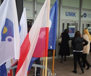 Alarm bombowy na Auli UMK w Toruniu! Ewakuowano pracowników i gości