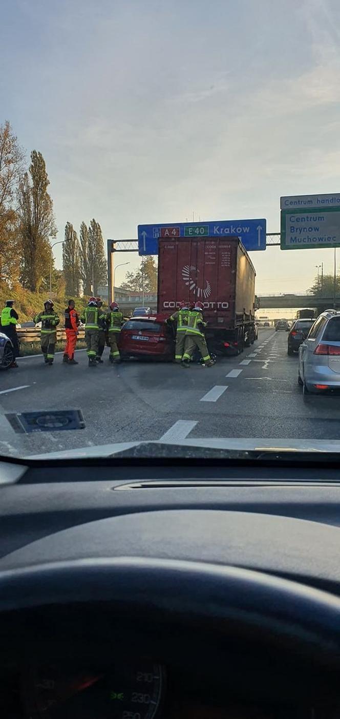 Wypadek na autostradzie A4 w Katowicach. Auto wjechało pod TIRa
