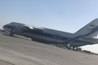 Gigantyczny samolot transportowy na polskim lotnisku. Przywiózł środki do walki z koronawirusem