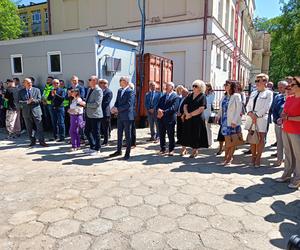 W ścianie budynku powstającego Branżowego Centrum Umiejętności w branży elektroenergetyki zamurowana została także kapsuła czasu