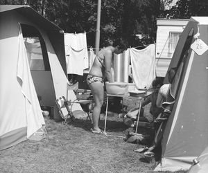 QUIZ PRL. Seksbomby znad Bałtyku. W czym opalały się nasze matki i babki? 15 pytań o plażowanie w stylu PRL