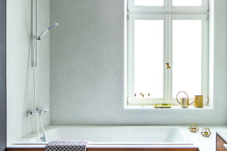 Łazienka z tapetą inspirowana słynnym obrazem