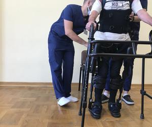 Jak działa egzoszkielet? Lubelski szpital pochwalił się nowoczesnym sprzętem 