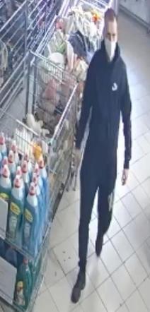 Wandal z Bydgoszczy poszukiwany! Policja publikuje jego zdjęcia i prosi o pomoc
