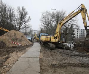 Dojście do nowej stacji przez błoto i plac budowy. PKP Warszawa Grochów jak tor przeszkód 