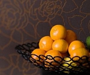 Brązowa tapeta na ścianie w kuchni - dyskretnie i z klasą