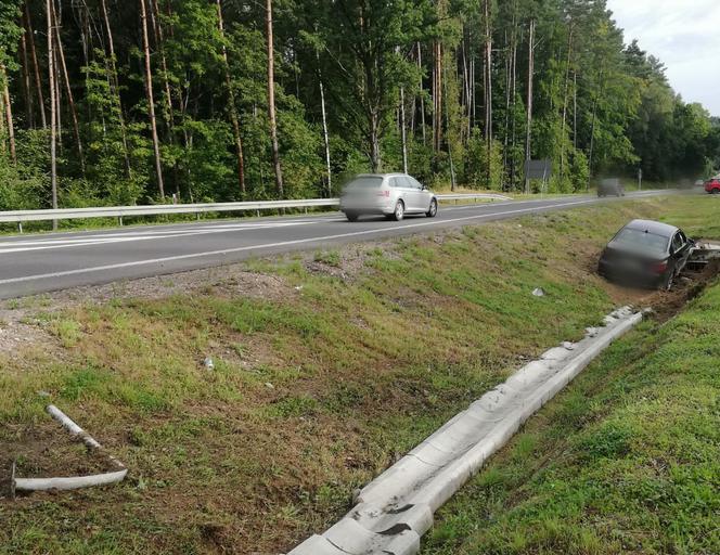 Dwie 18-latki rozbiły czarne BMW. Brawurowa jazda zakończyła się w rowie