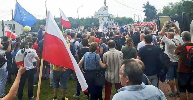 Protestujący na święcie policji w Legionowie