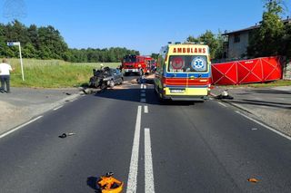 Śmiertelny wypadek pod Radomskiem. Osobówka zderzyła się z motocyklistami [ZDJĘCIA]