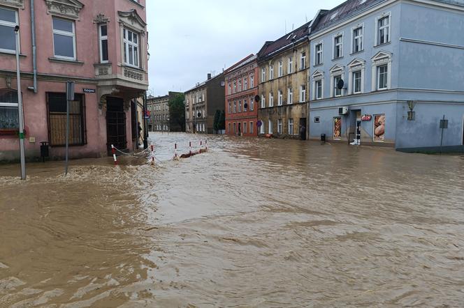 Zagrożenie powodziowe. Głuchołazy. Woda przelała się przez wały. Zalewa miasto