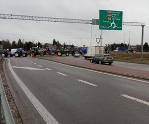 Trwa protest rolników w woj. lubelskim. Blokady są w wielu miejscach w regionie [DUŻO ZDJĘĆ]