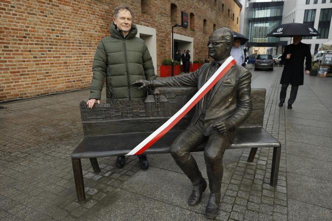 Tak wygląda ławeczka Pawła Adamowicza. Stanęła w rocznicę śmierci w Gdańsku