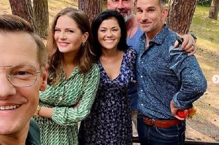 M jak miłość na planie. Kinga (Katarzyna Cichopek), Piotrek (Marcin Mroczek), Anita (Melania Grzesiewicz), Kamil (Marcin Bosak), Adam Werner (Jacek Kopczyński)