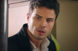 Ege odnajdzie Zeynep, ale porywacz Ragip dźgnie go nożem i zabije. Ukochany skona w ramionach zrozpaczonej Zeynep.