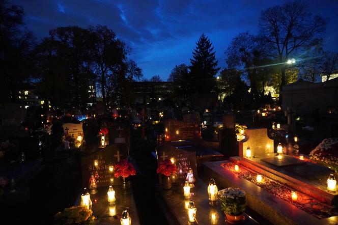 Tak wygląda Cmentarz Starofarny w Bydgoszczy po zmroku w przeddzień Święta Zmarłych. Zobacz zdjęcia